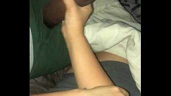 和一个硬邦邦的人一起醒来