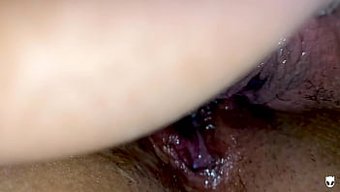 女孩在69中扭动着阴...