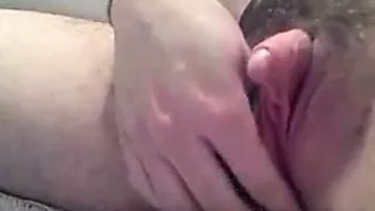 近距离观看女孩的强烈高潮