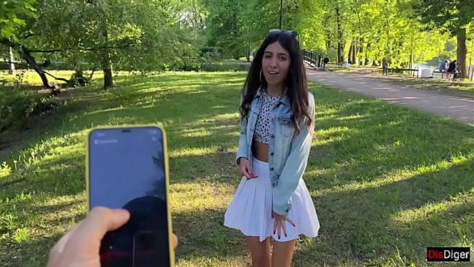 外面闪光,我控制女友的震动棒时反而很危险