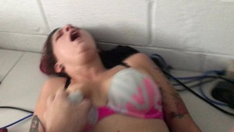 办公室里的紧身阴道被拉伸