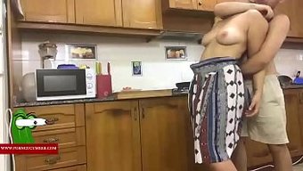 厨房里的阴道和屁股与...
