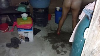 热辣的业余情侣在自制...