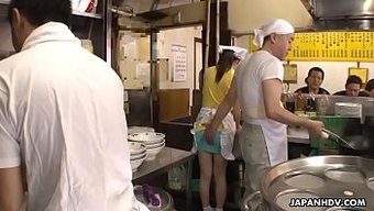 与性感日本女服务员的...