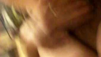 业余拉丁裔祖母享受独自玩耍