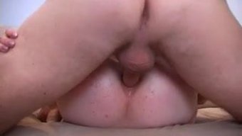 一对夫妇与年轻女孩和...