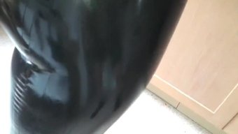穿着乳胶工作服的熟女...