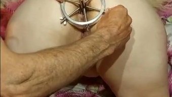 放屁的女孩用扩音器