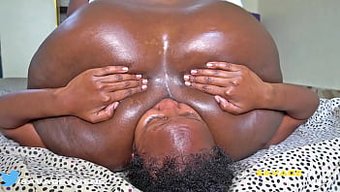 大屁股女人在bdsm...