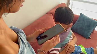 小个子的拉丁少女被一...