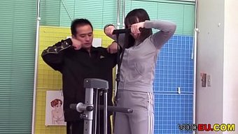娇小的日本美女与一个...