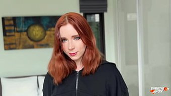 一个美丽的红发女郎与...