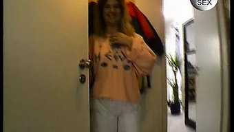 紧身金发妈妈享受自制淋浴