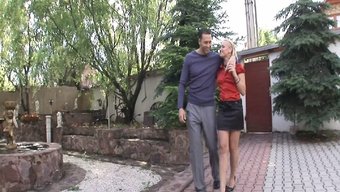 这个金发炸弹被两个男...