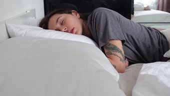 身材健美的漂亮女孩被...