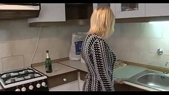 充满活力和欲望的熟女