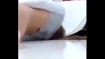18+少女在高清视频中射精