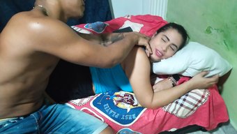 我给继妹足交和舔阴部