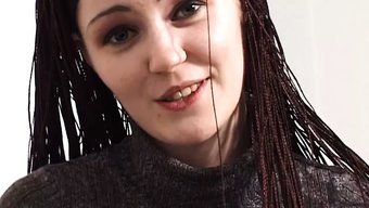 小胸部女孩在酒店房间里自慰