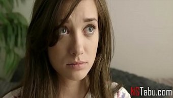 年轻的18岁女孩被女...