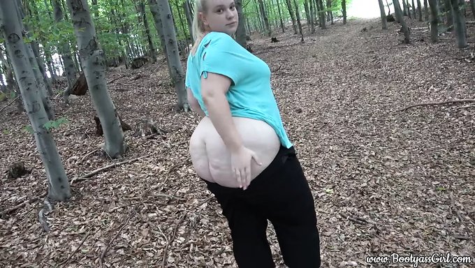 美丽的曲线美女在森林里口交并与男友做爱