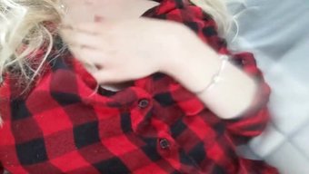 小胸部女孩在独奏视频中自慰