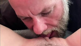 熟女妻子从绿帽舔中体验高潮