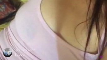 可爱的印尼女孩的独奏体验