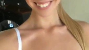 裸体女孩穿着夏日装扮