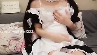 亚洲宝贝享受独自玩耍