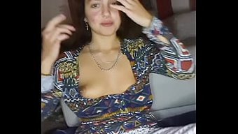 女同性恋自慰:射精和脱衣服