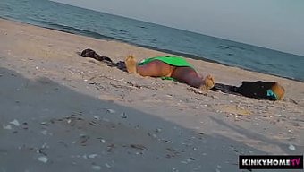 欧洲辣妹在这个户外视...