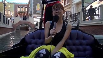 胸部丰满的亚洲少女h...