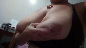 成熟巴西女孩的大乳头...