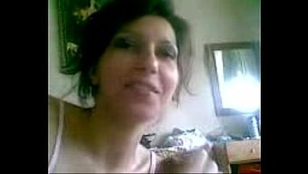 棕发美女口交并吞下精液