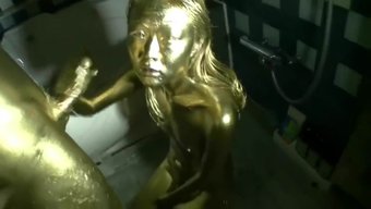 日本少女穿着金色油漆...