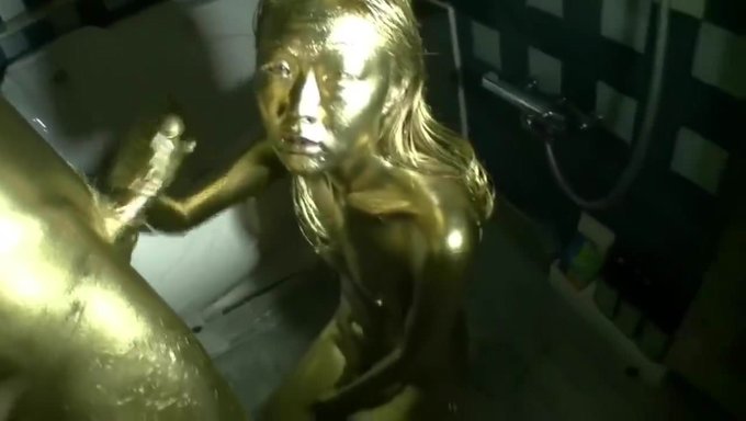 日本少女穿着金色油漆变得淘气
