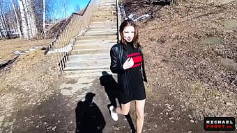 业余户外口交与小胸部...