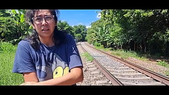 熟女拉丁美女骑着阴茎...