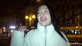 德国童军的瘦女孩被面...
