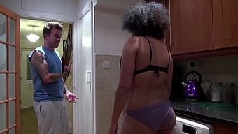黑人美女享受英国男人...