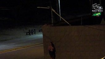 年轻美人被海洋诱惑,...
