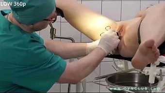 女生做妇科检查,用按...