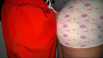 大屁股骚货摸着陌生人...