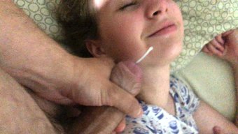 继妹自慰导致面部射精