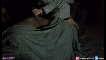 和性感的女友在黑暗中射精