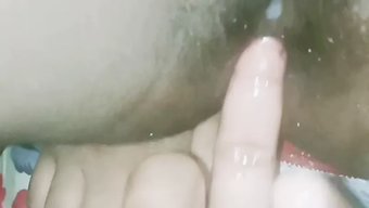 18+亚洲少女被拉伸...
