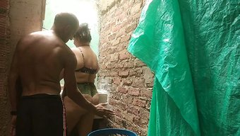 邻居的女友在这个热辣...