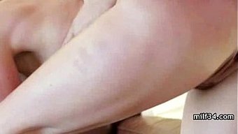 巨乳熟女骑着年轻人的硬核