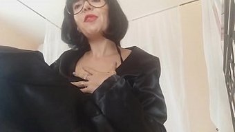 丰满的熟女给她的继子...